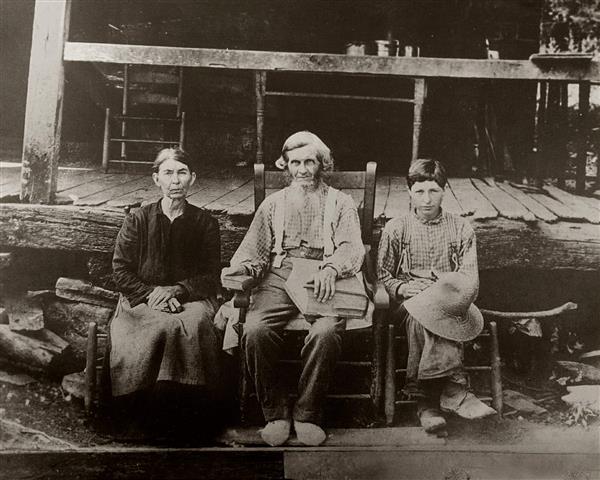 A Middle Tennessee cabin family at the turn of the 20th century. Photos from the historical archives at Shacklett’s Photography